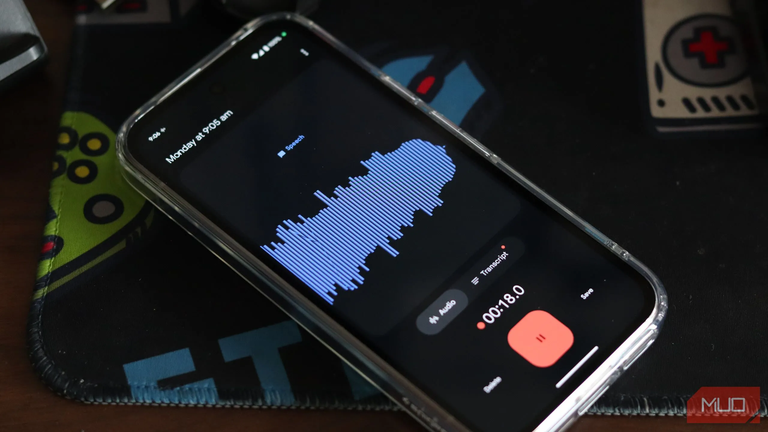 Ứng dụng Google Recorder đang ghi âm và hiển thị bản chép lời thời gian thực trên màn hình Pixel 9a.