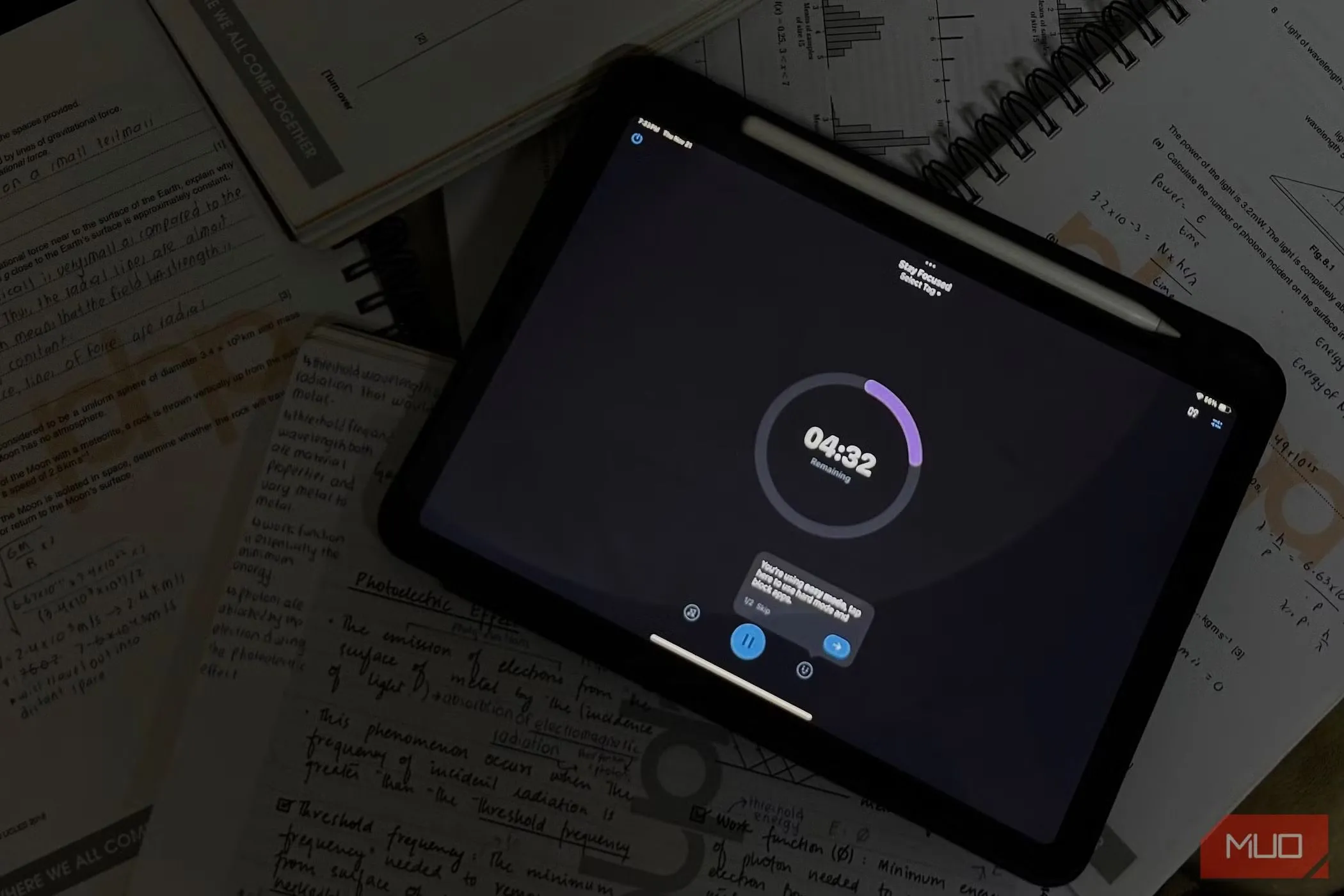 Ứng dụng hẹn giờ học tập trên iPad với các ghi chú xung quanh, minh họa nỗ lực hạn chế thời gian sử dụng điện thoại.