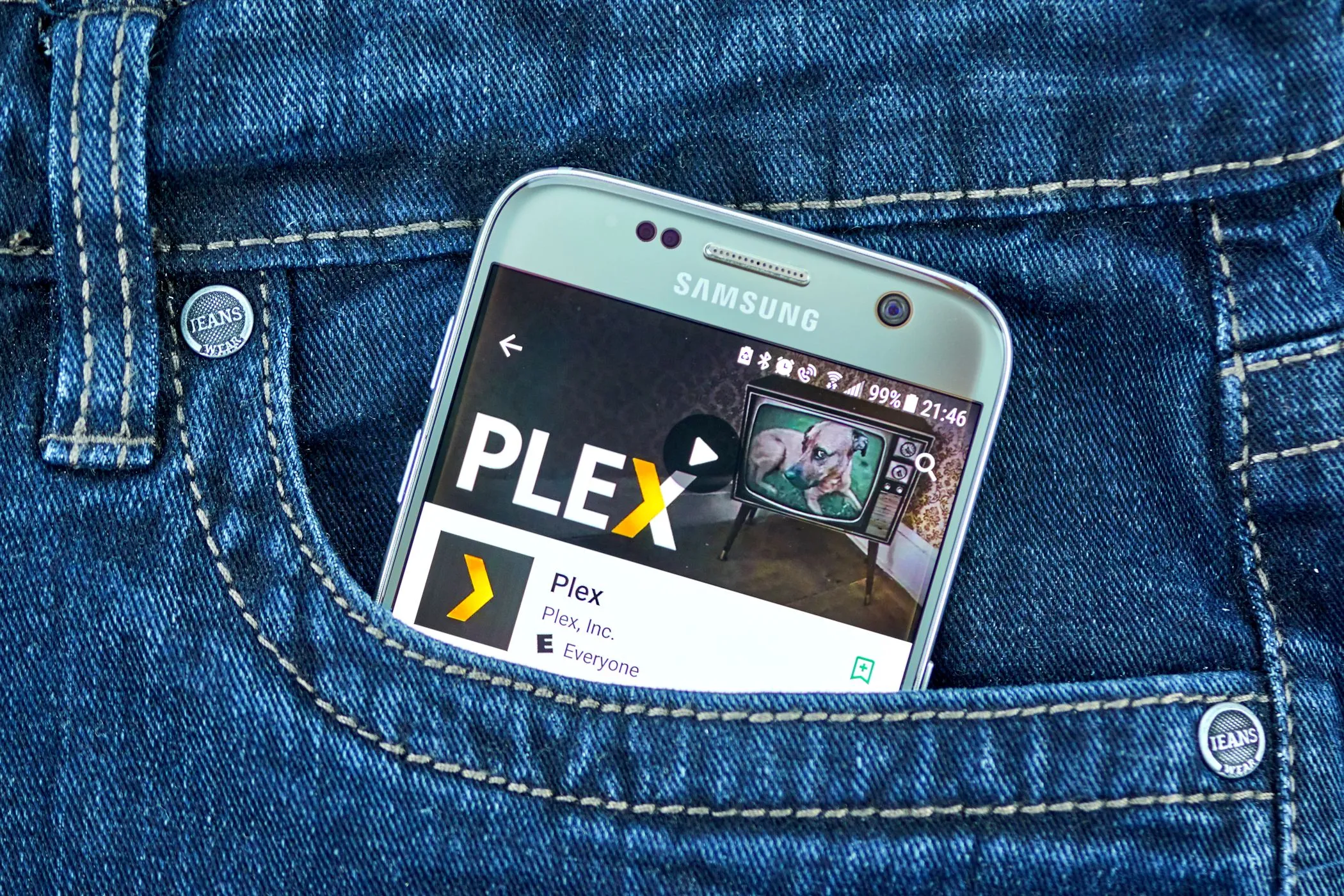 Ứng dụng Plex hiển thị trên màn hình điện thoại trong túi quần jean, thể hiện khả năng truy cập nội dung từ ổ cứng không dây.