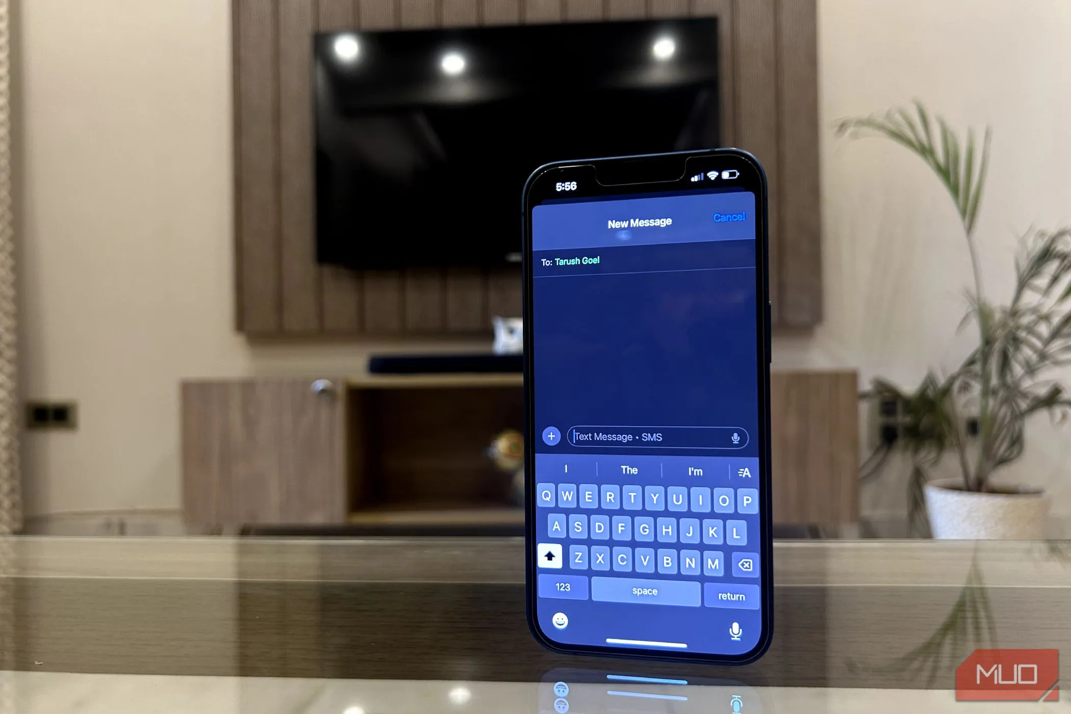 Ứng dụng Tin nhắn trên iPhone hiển thị giao diện giống SMS cũ