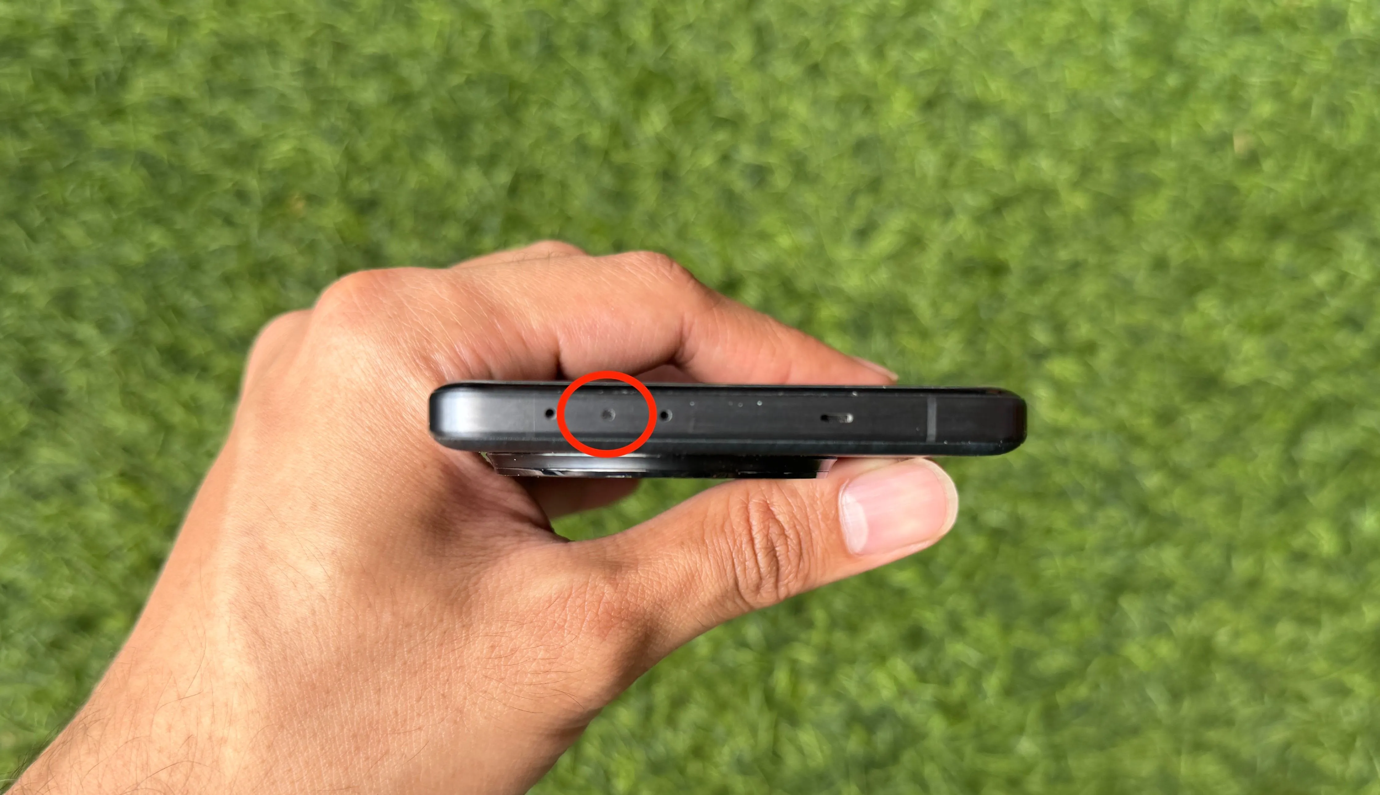 Vị trí cổng hồng ngoại trên đỉnh điện thoại OnePlus 13.
