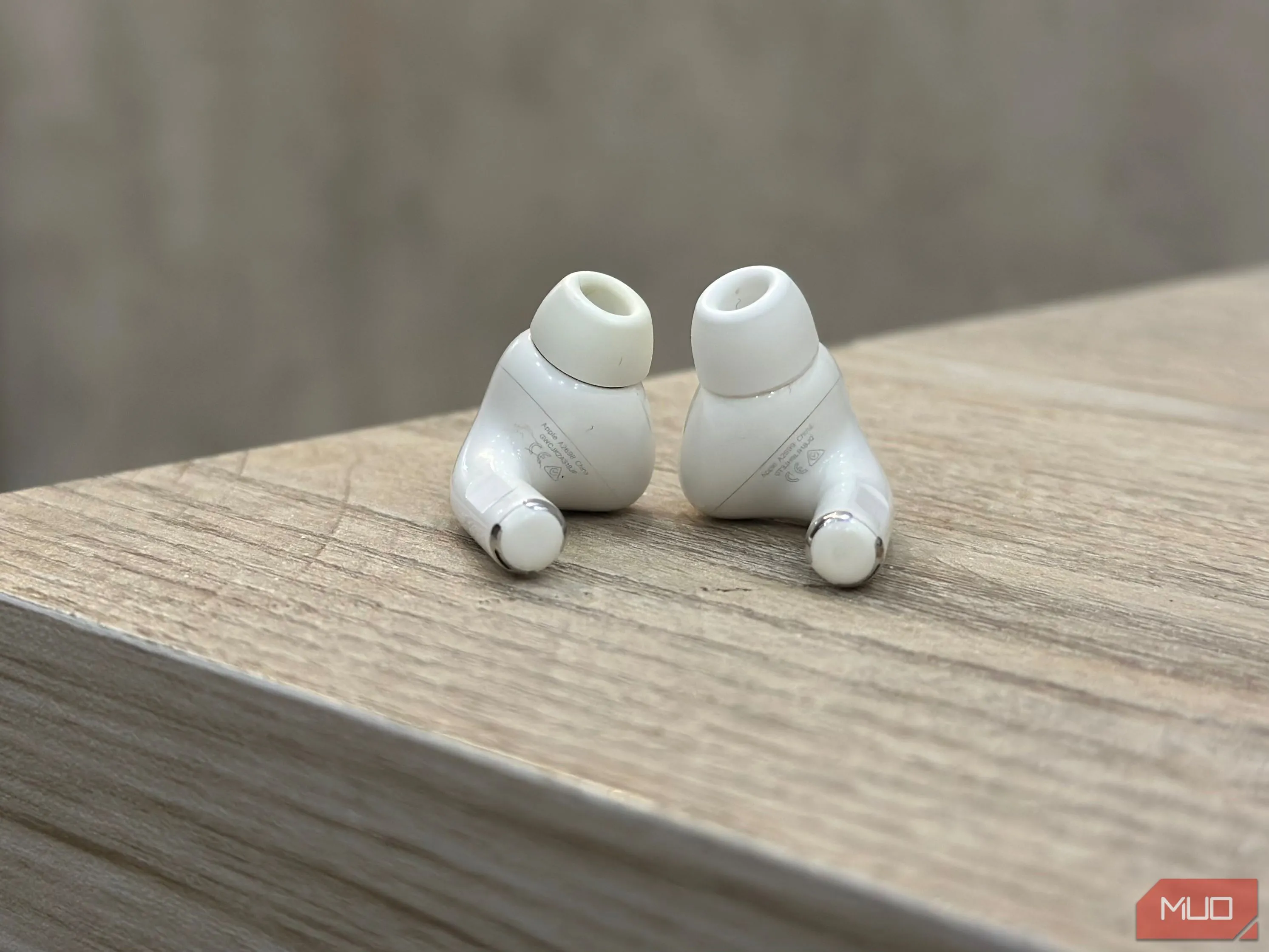Vị trí in số model (ký tự A và dãy số) dưới thân tai nghe AirPods Pro