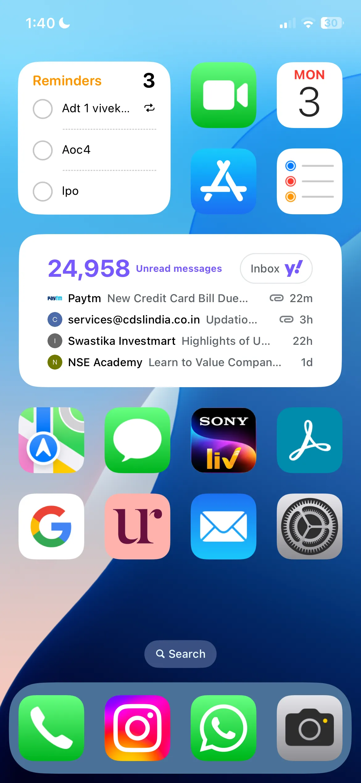 Widget Mail và Ghi chú trên màn hình chính iPhone minh họa cách sắp xếp tiện ích