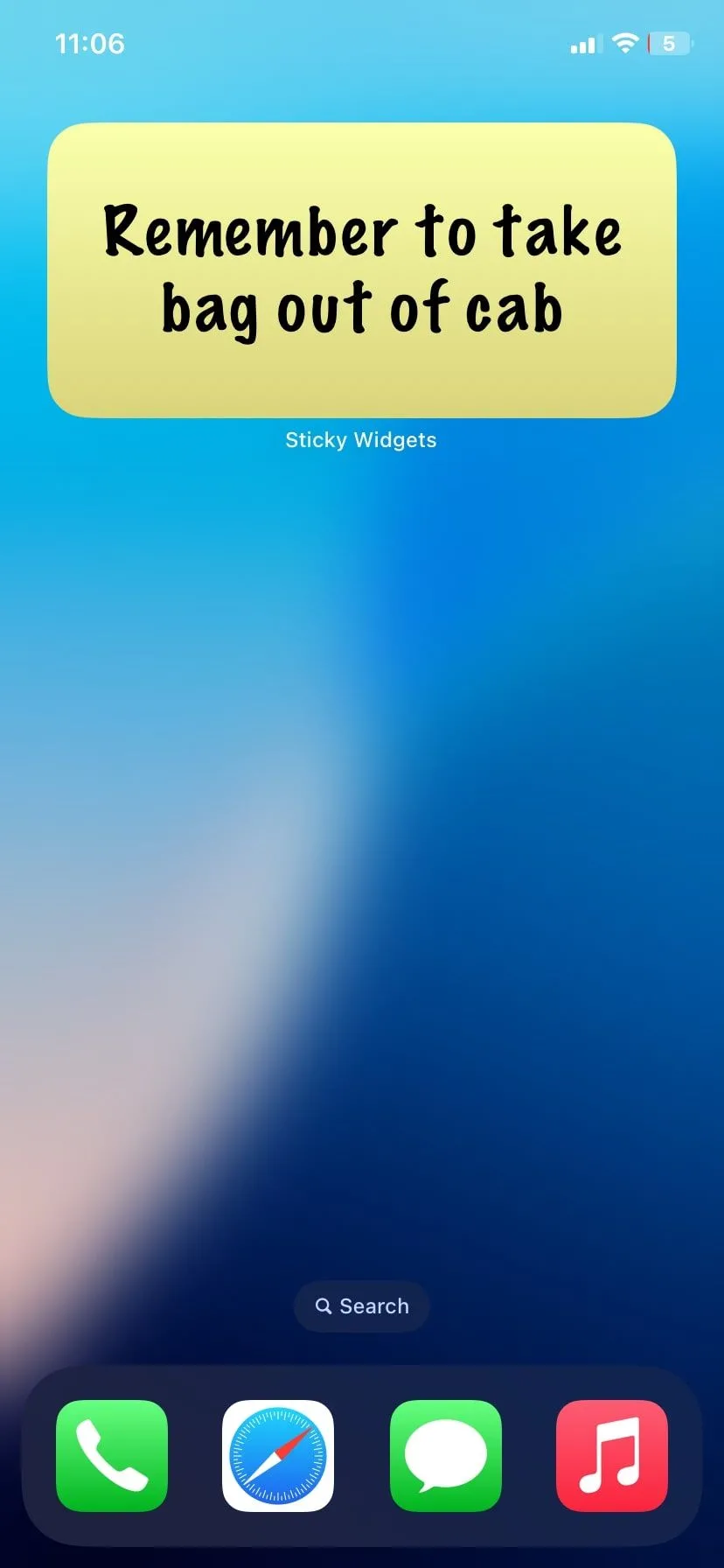 Widget Sticky Widgets hiển thị một ghi chú cá nhân dạng Post-it trên màn hình chính iPhone